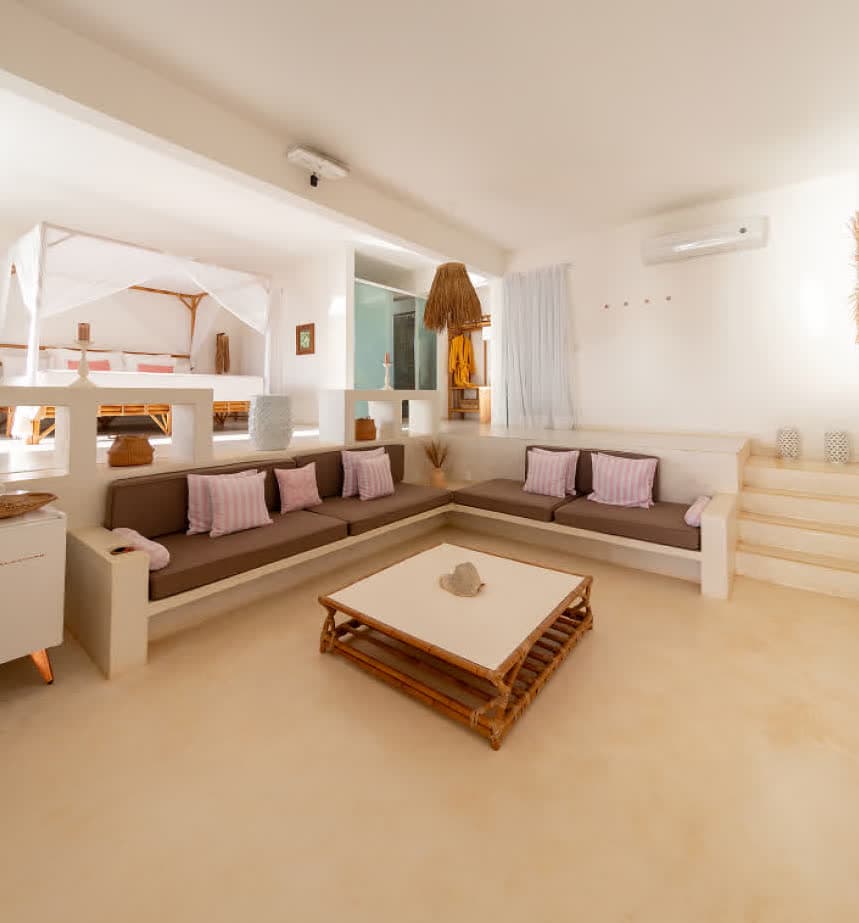Kilombo Villas - Das Rosas - Quarto de casamento com cama de casal de madeira, iluminação natural, cortinas brancas, decoração minimalista e ambiente aconchegante