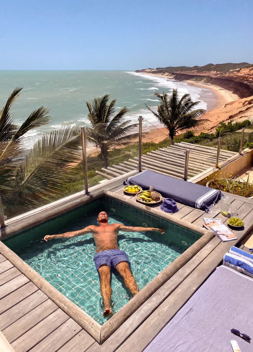 Kilombo Villas - villa Jacú Ocean - Hóspede relaxando na piscina privativa do deck superior da villa Jacu Ocean. O deck oferece uma vista panorâmica privilegiada da praia e das falésias que cercam o Kilombo Villas.