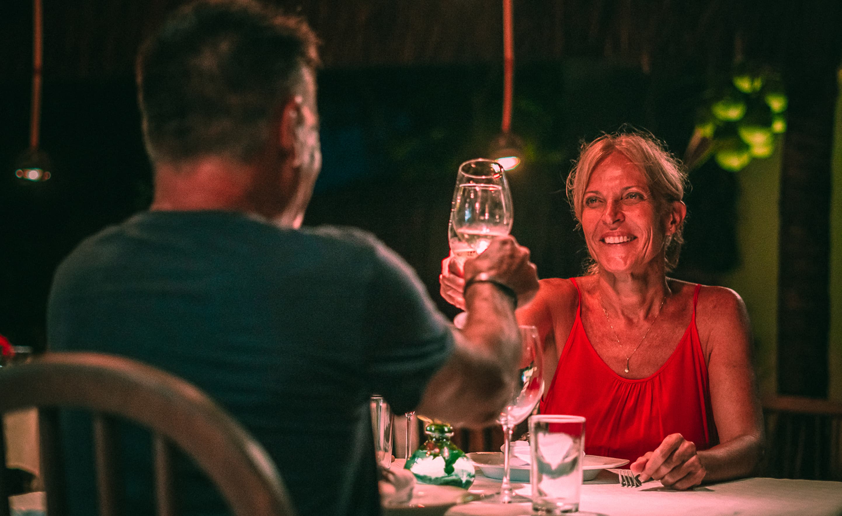 Casal brindando em jantar intimista no Kibo Restaurante do Kilombo Villas, Sibaúma
