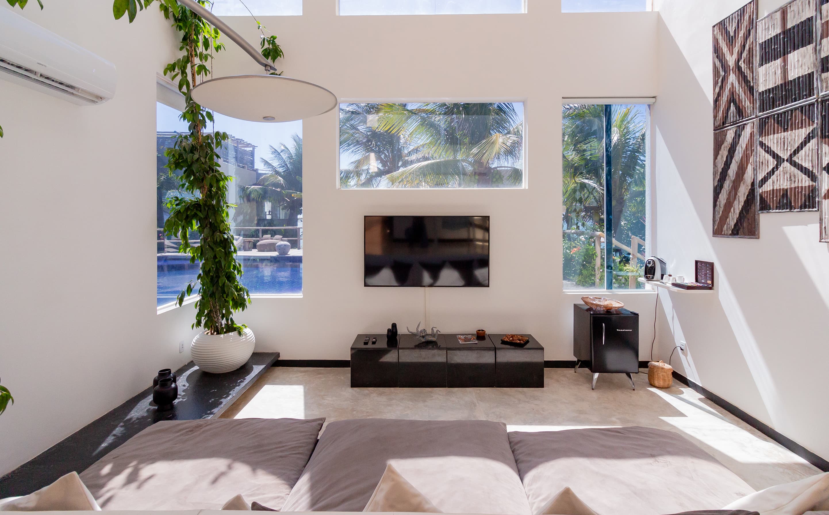 Um prazer para os amantes do design minimalista. A cor branca e as surpreendentes tonalidades da luz natural durante todo o dia são os protagonistas desta villa, com detalhes que a fazem única. Exibindo um estilo luxuoso, mas muito confortável e aconchegante.