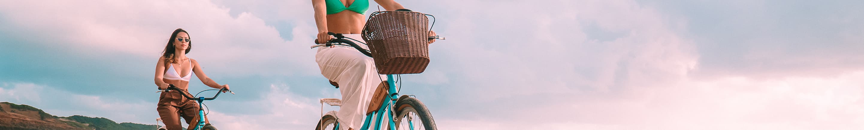 Hóspedes pedalando de bicicleta em passeio guiado próximo ao Kilombo Villas