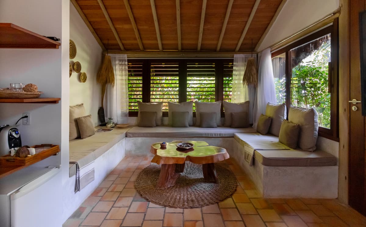 Elos naturais com vista deslumbrante para o jardim. Decoração minimalista e rústica para o bem-estar e intimidade.