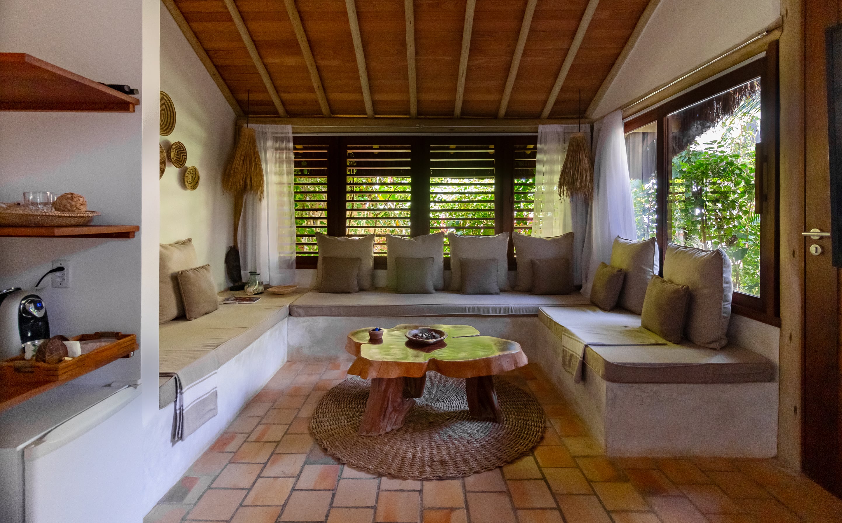 Decoração rústica, minimalista e sofisticada para proporcionar aos hóspedes um elo maior com a natureza. A linda vista para o jardim garante uma experiência inesquecível focada no bem-estar, na privacidade e na intimidade.