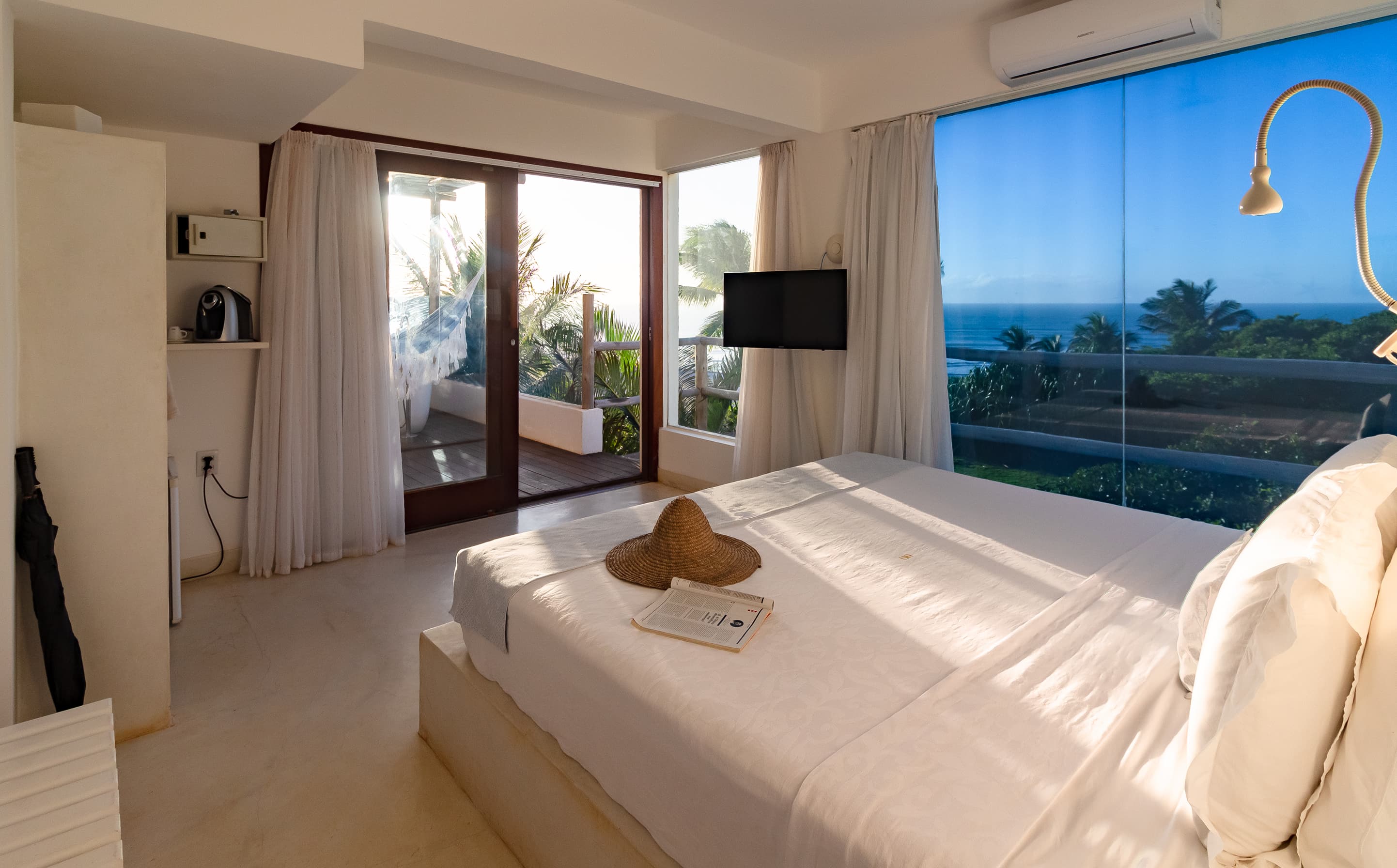 Situada no primeiro andar da villa, oferece as melhores vistas para o mar e o jardim do hotel. Dispõe de uma varanda particular com rede e banheira de hidromassagem para poder assistir ao nascer do sol. Um autêntico sonho!