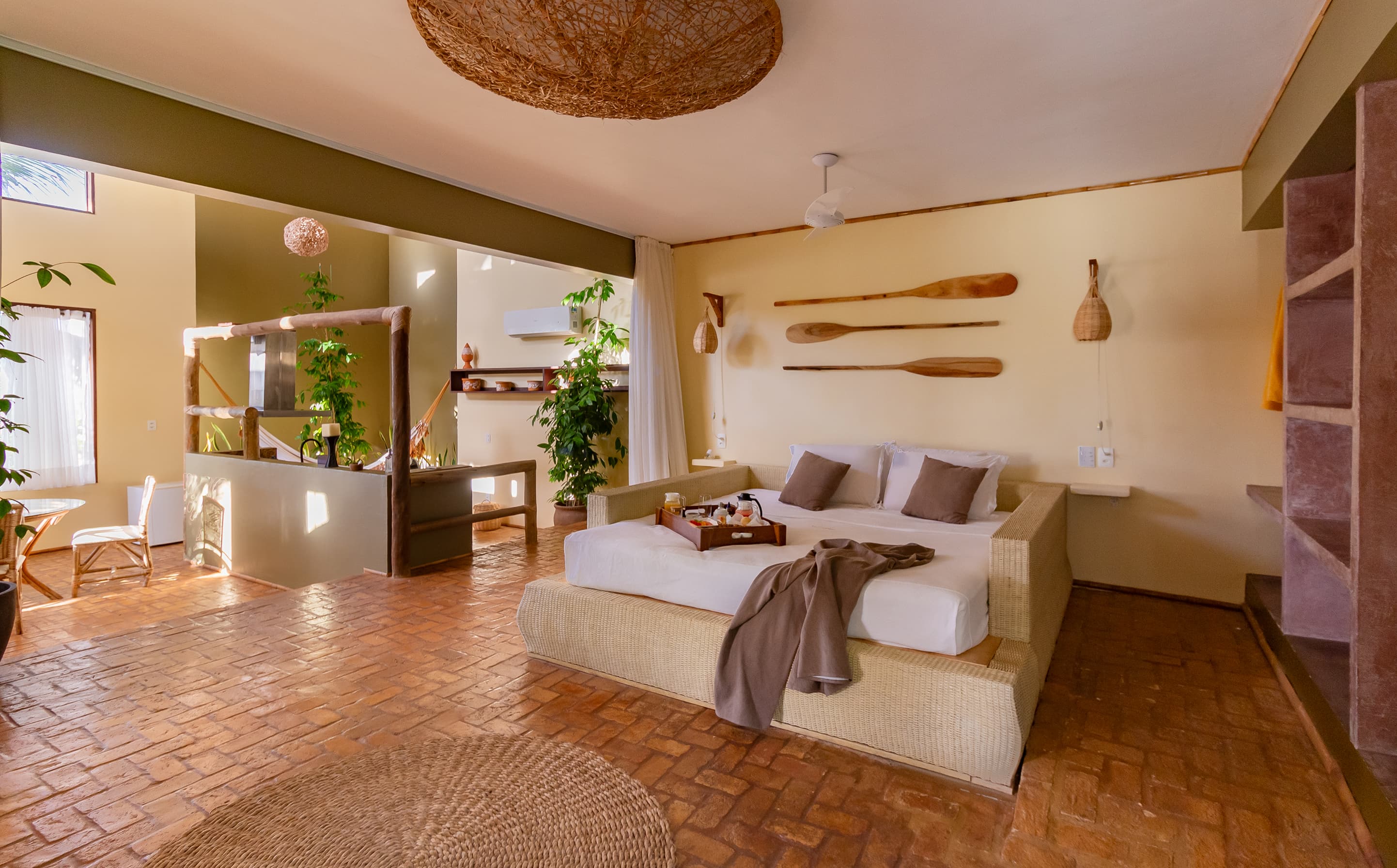 Uma suíte pensada para os amantes do estilo rústico, situada na planta térrea da villa e localizada frente à piscina. Todo seu interior está decorado para criar uma atmosfera tropical em contato total com a natureza.