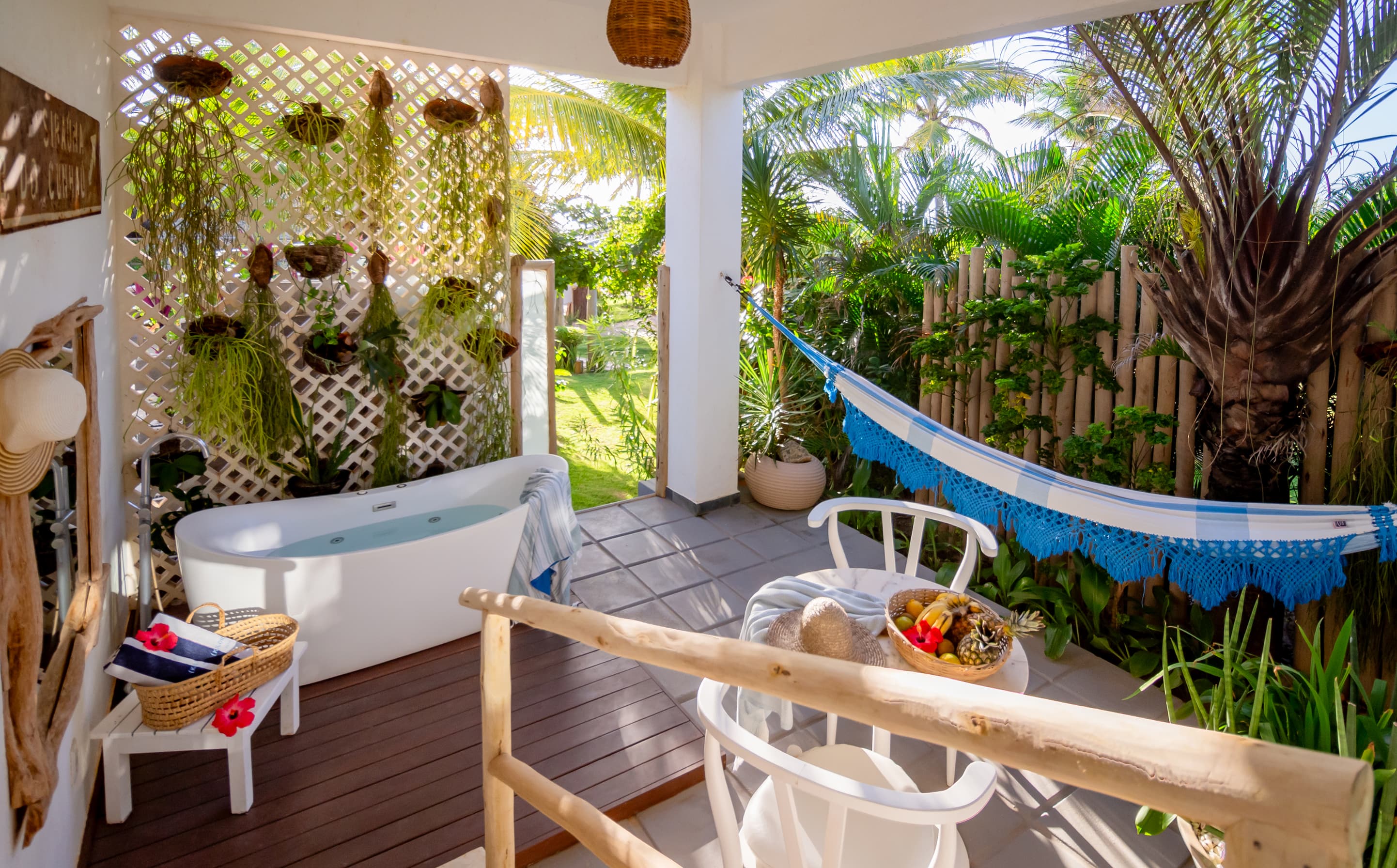 Situada na planta térrea da villa, a suíte tem uma decoração minimalista e dispõe de uma varanda com saída direta para a piscina do hotel, com vistas para o jardim e o mar. O telão com projetor é um dos diferenciais da villa, com seu sistema de som surround.