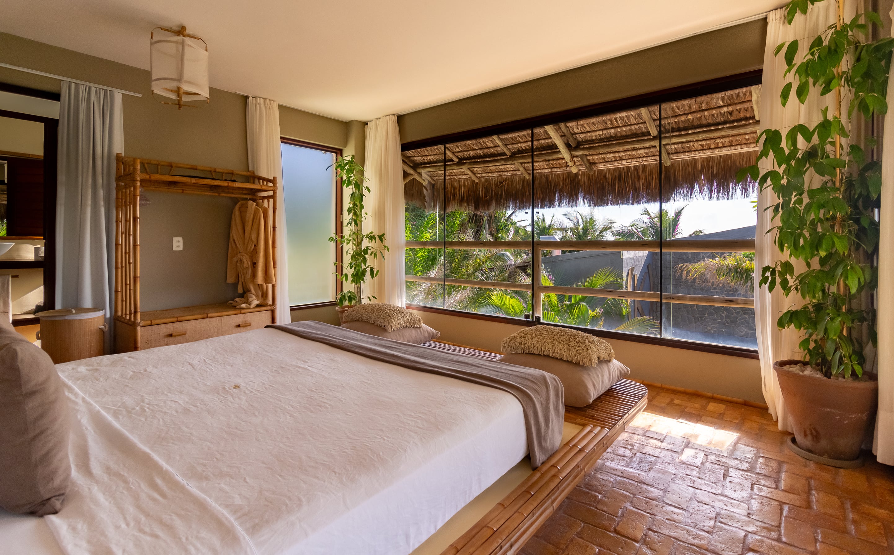 Seu ambiente recria a essência do espírito mediterrâneo. O bambu é o elemento principal da villa, proporcionando conforto e muito sossego. Uma experiência única para quem busca tranquilidade e exclusividade.