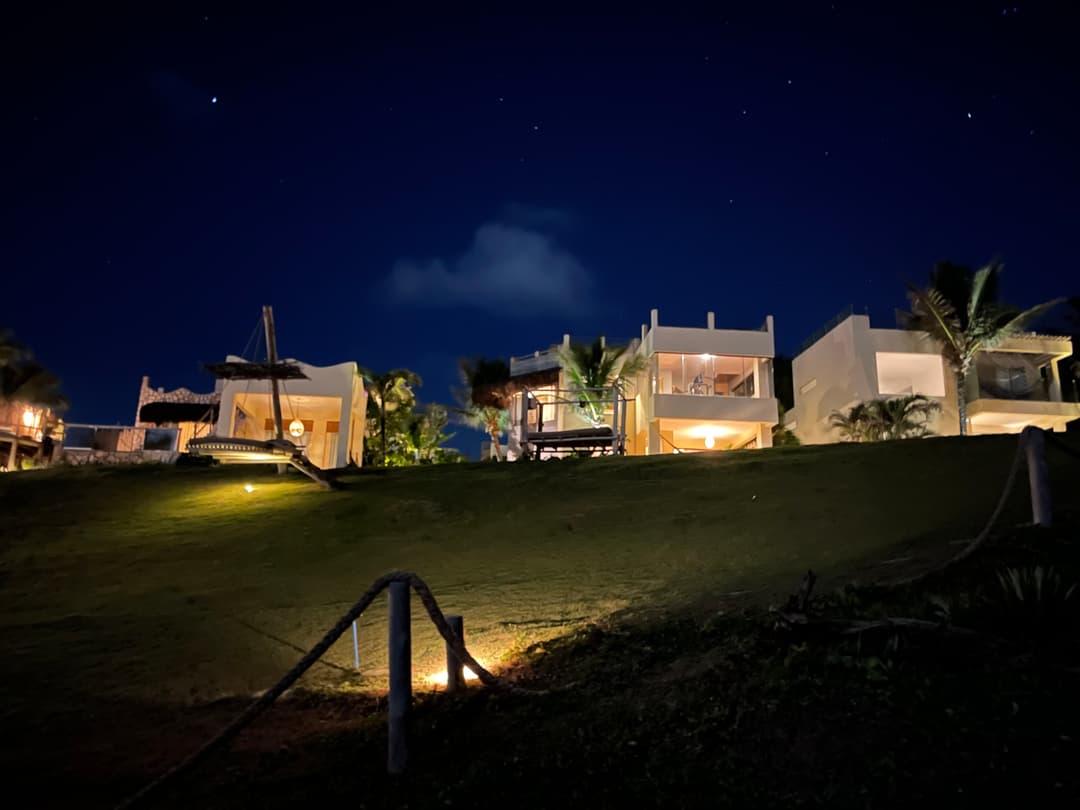 Villas do Kilombo Villas iluminadas à noite sob céu estrelado em Sibaúma
