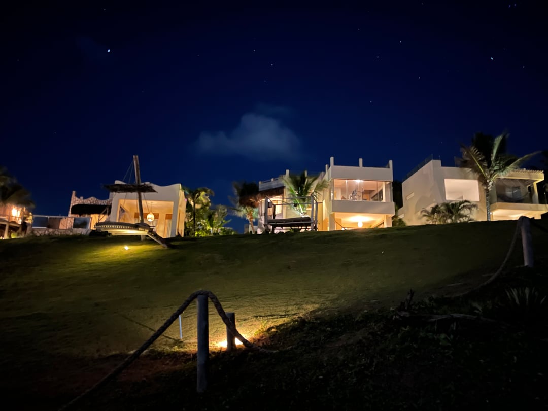 Villas do Kilombo Villas iluminadas à noite sob céu estrelado em Sibaúma