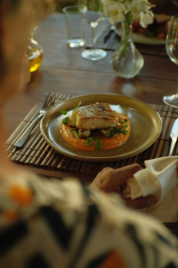 Prato de salmão grelhado sobre purê servido no Kibo Restaurante do Kilombo Villas