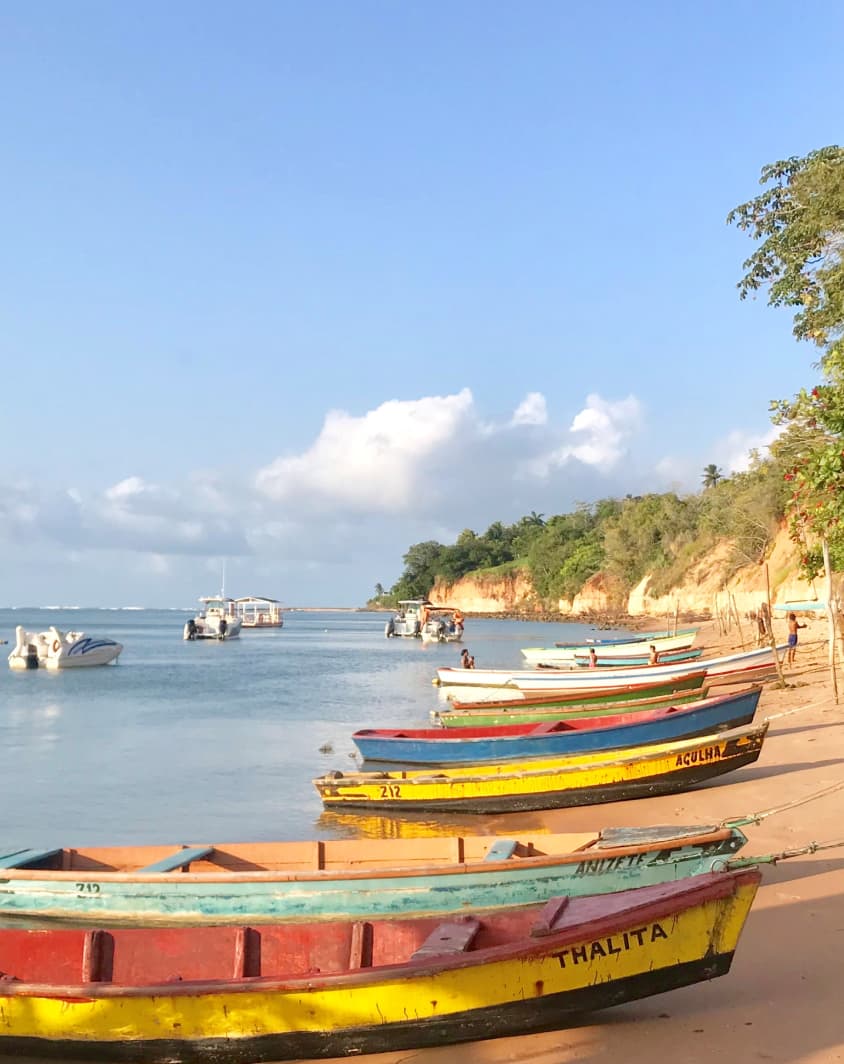 Litoral de Sibaúma cheio de barcos de pesca na praia.