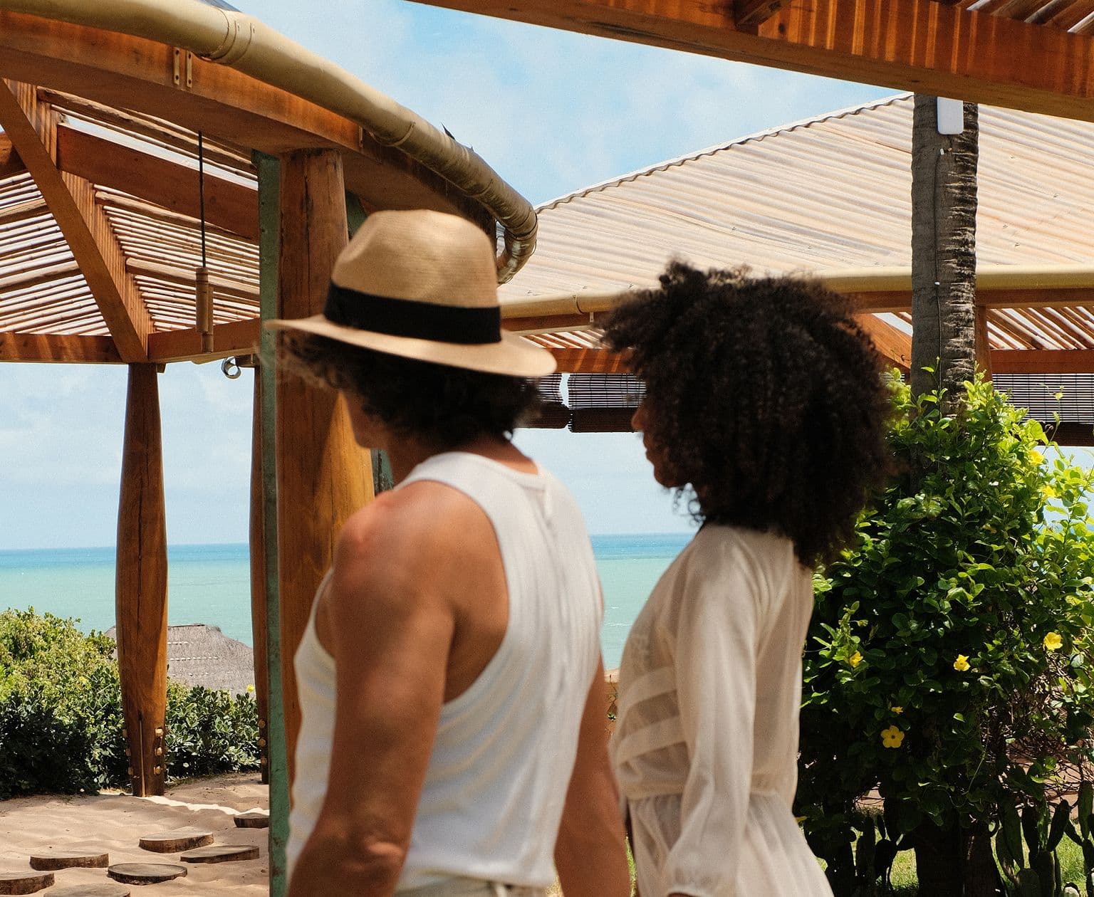 Casal caminhando pelo Kilombo Villas