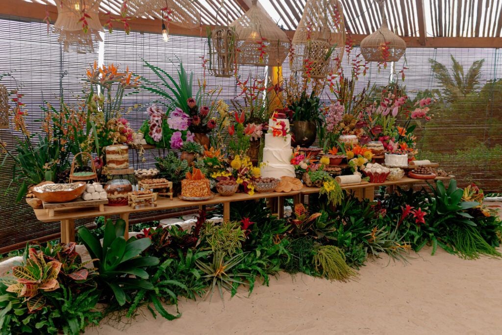 Celebração de casamento no Kilombo Villas com jardim e área de eventos iluminada