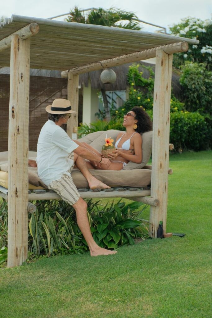 Detalhe de decoração floral em evento especial no Kilombo Villas