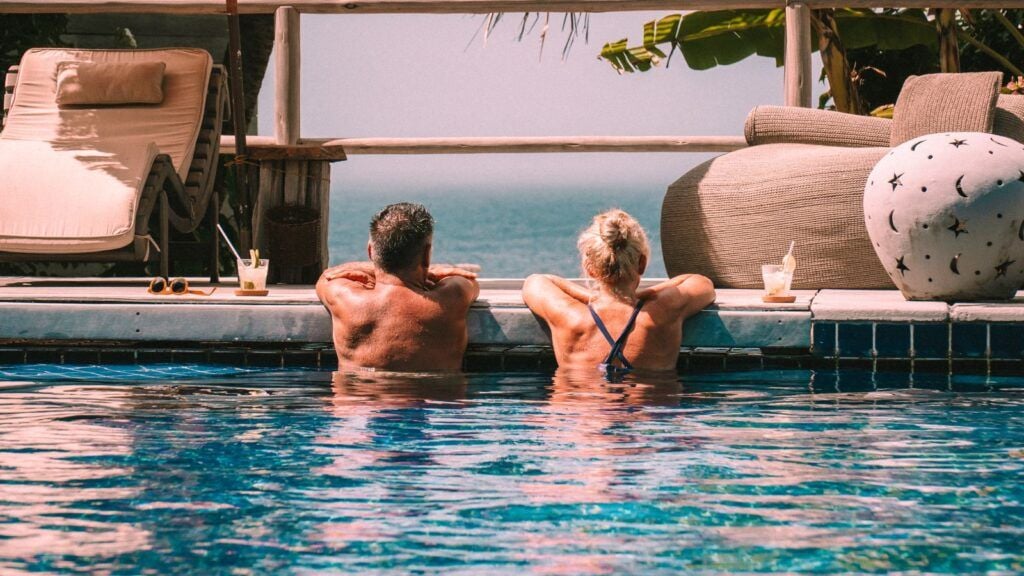 Espaço de lounge ao ar livre do Kilombo Villas com vista para o oceano