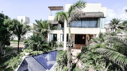 Villa com piscina privativa, palmeiras e jardim tropical no condomínio Kilombo Villas