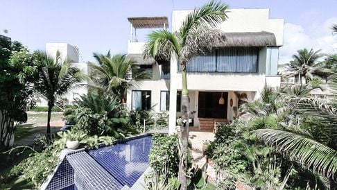 Villa com piscina privativa, palmeiras e jardim tropical no condomínio Kilombo Villas