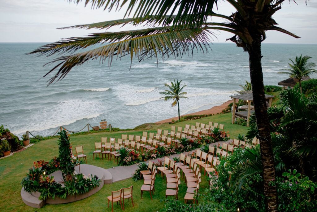 Cerimônia de casamento ao ar livre na Praia de Pipa com decoração floral