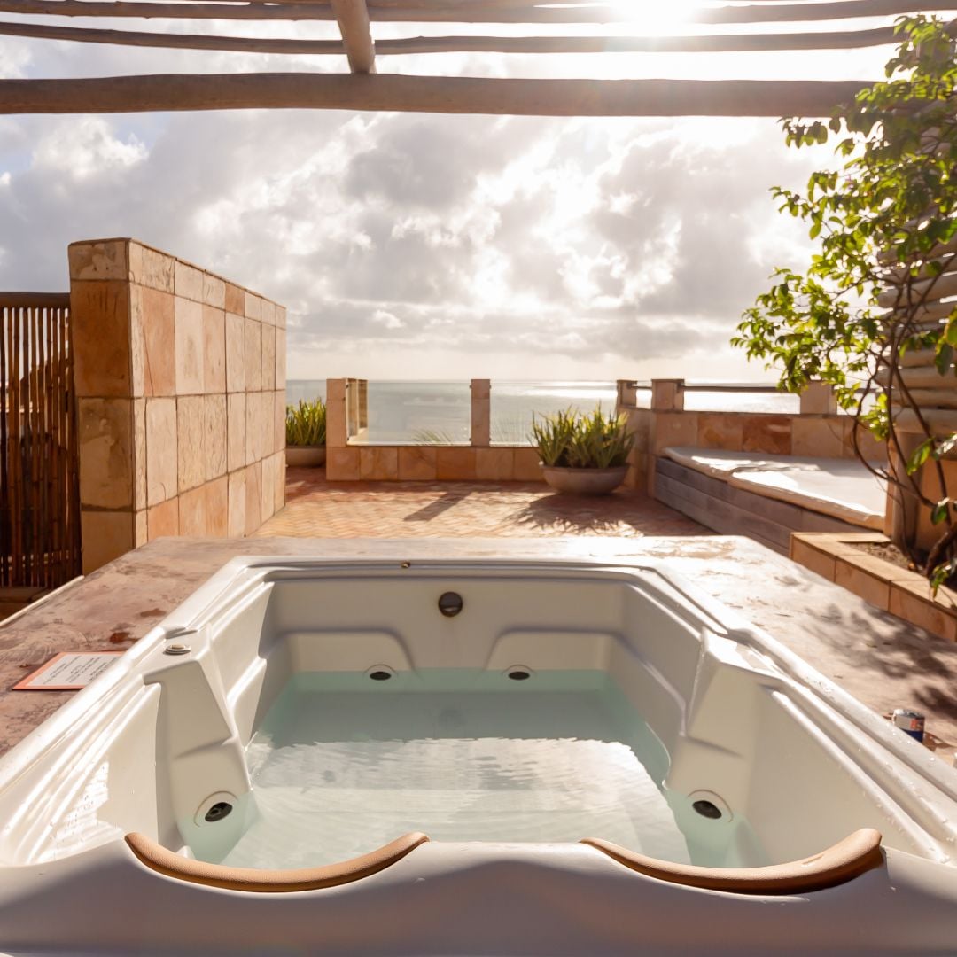 Jacuzzi na Desidéria: um convite para relaxar e apreciar o sol.