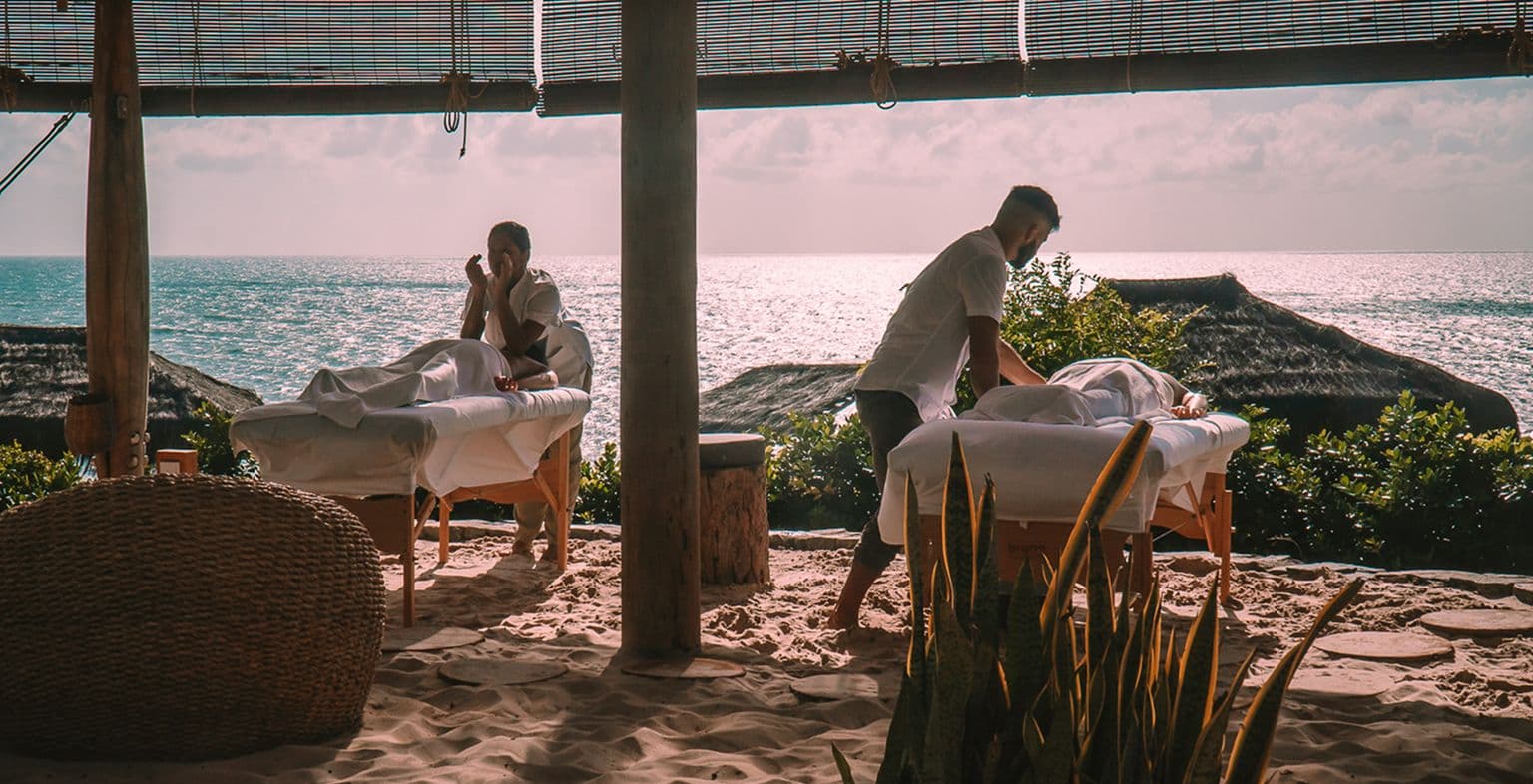 Massagem ao entardecer, de frente para o mar