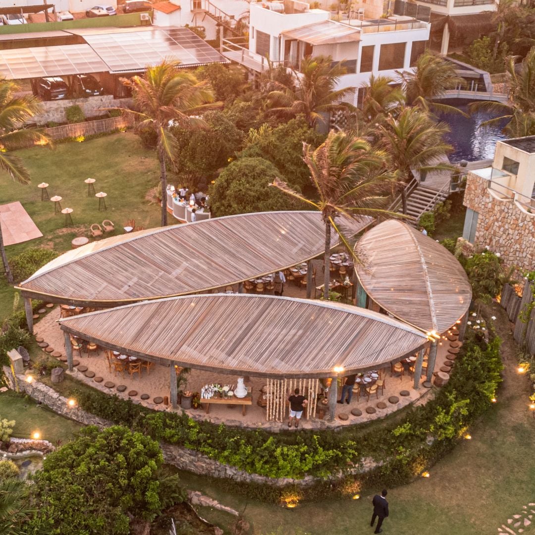 Folhas sagradas e casamento na praia de Sibauma, Pipa Rio grande do Norte no hotel KIlombo Villas.