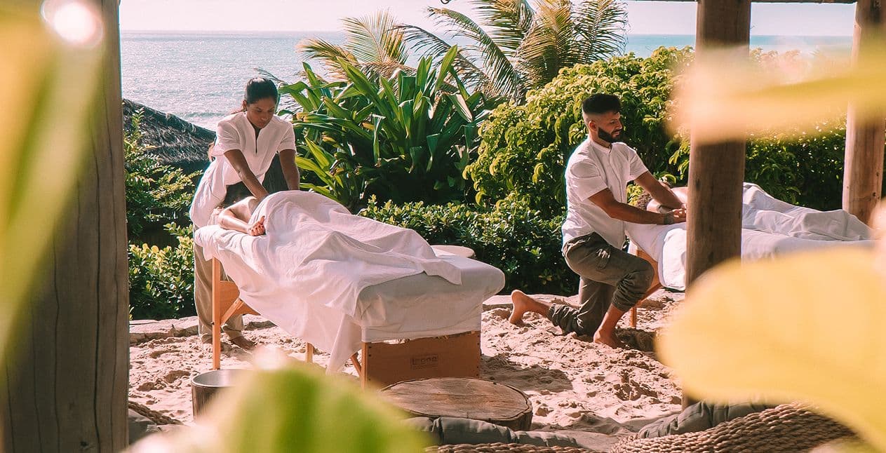 Massagem para casal em meio à natureza