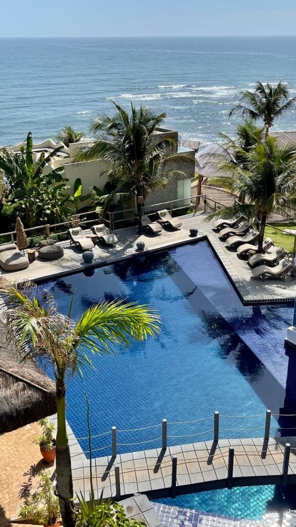 Vista da varanda da villa com jardim tropical e oceano ao fundo