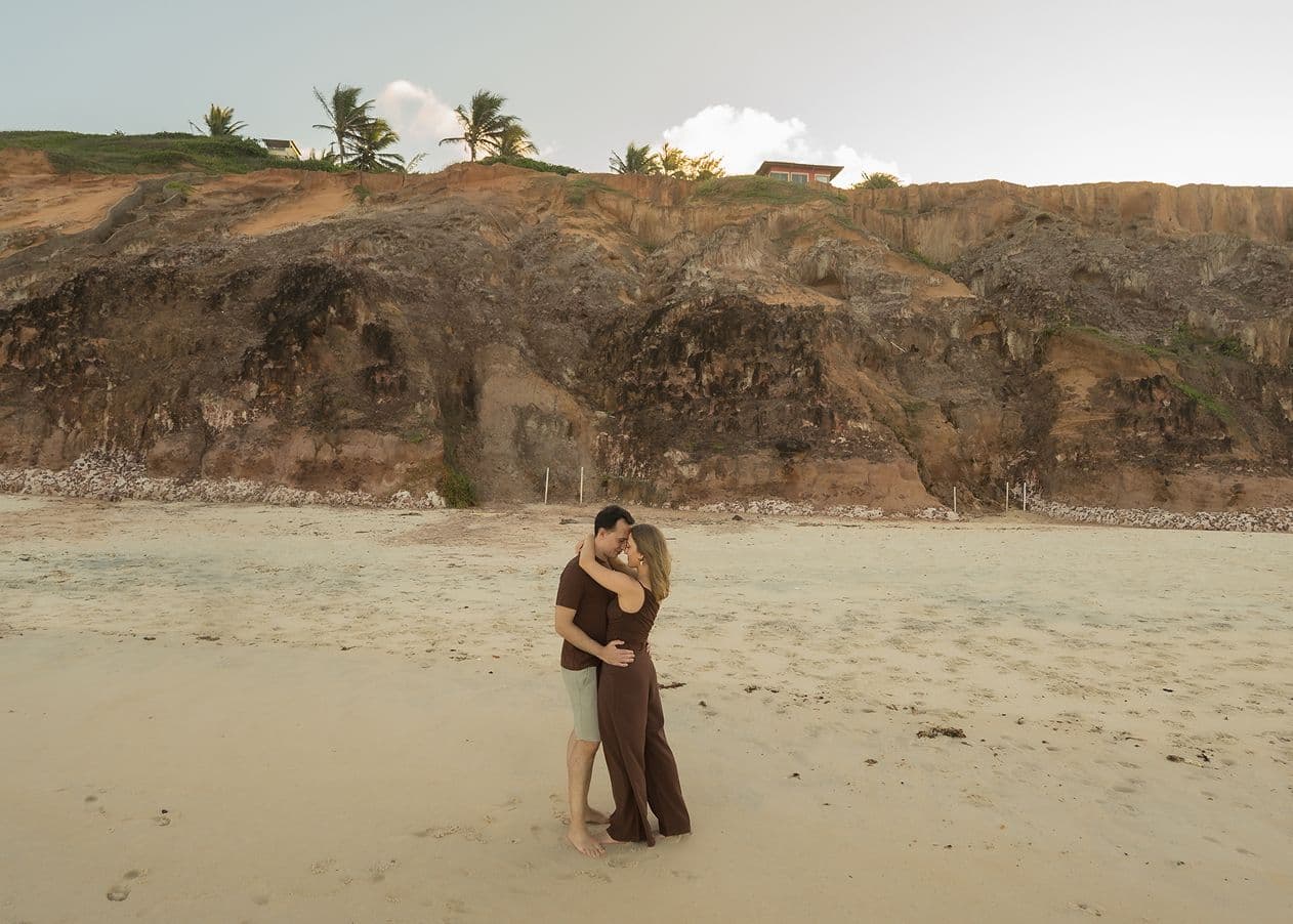 Casal aproveitando a Praia da Pipa ao entardecer