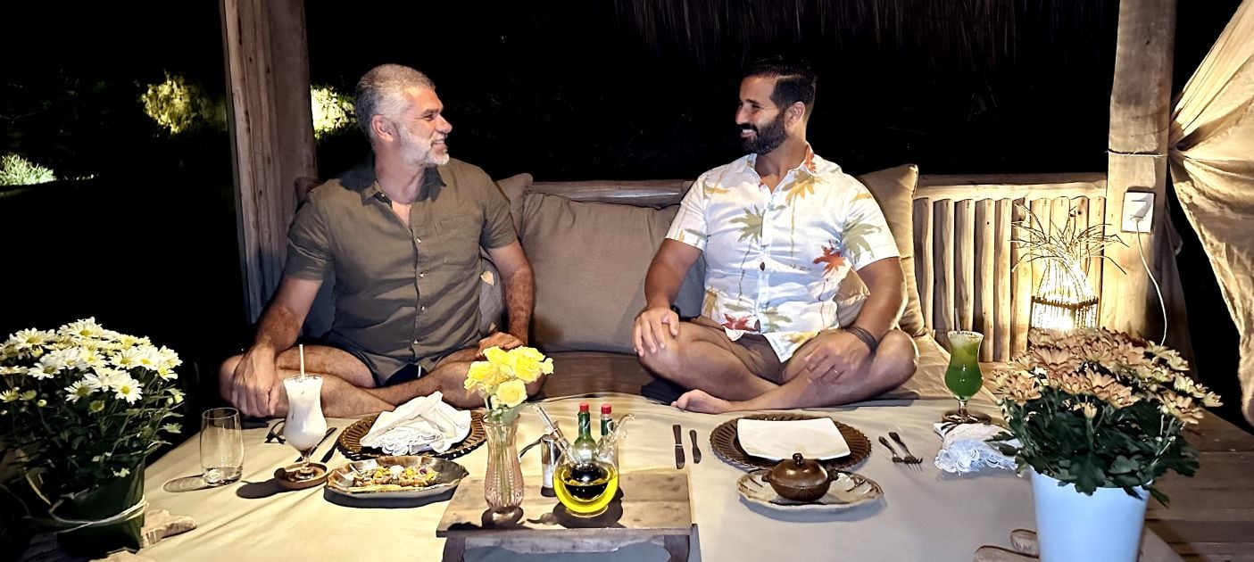 Jantar em cinco etapas no bangalô: uma experiência sensorial completa de frente para o mar de Sibaúma. Foto: @viagenscine.