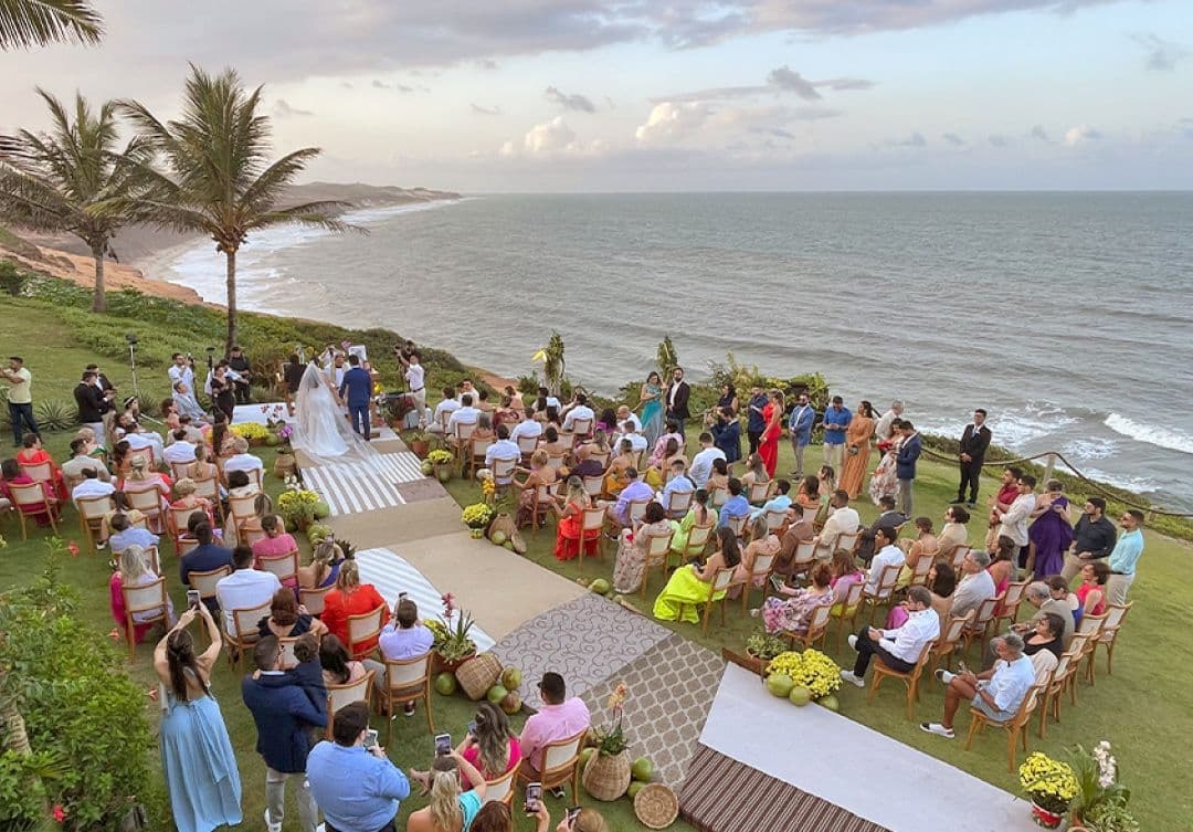 Casamento na praia de Sibauma, final da tarde, Pipa Rio grande do Norte no hotel KIlombo Villas.