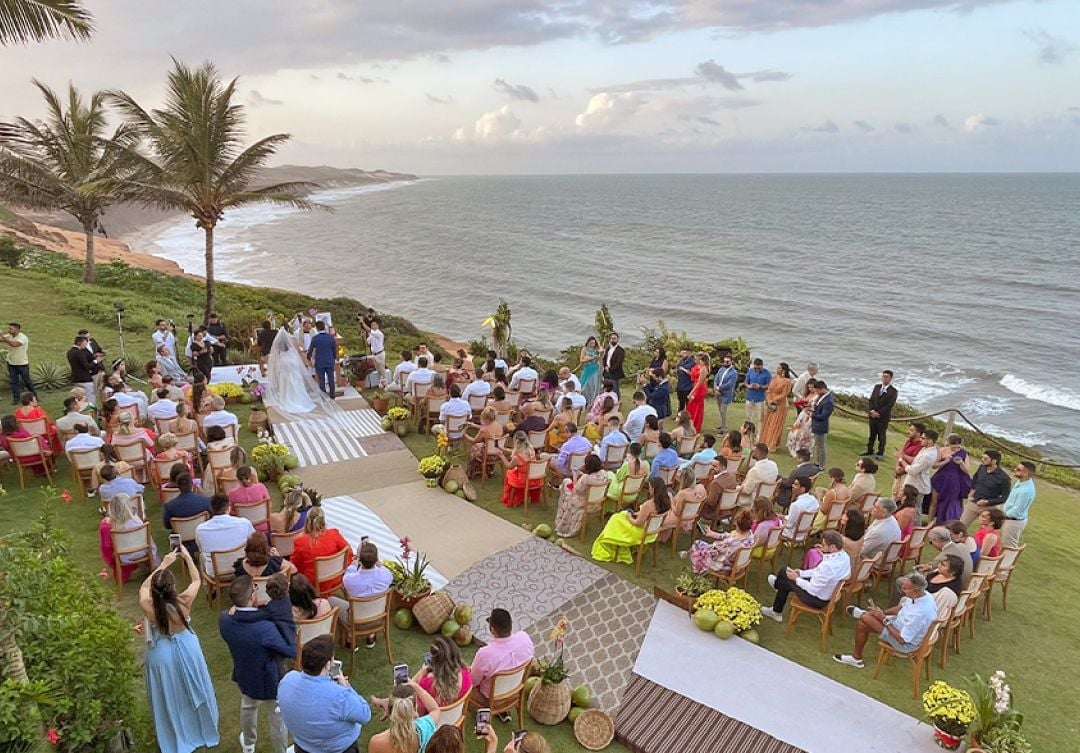 Casamento na praia de Sibauma, final da tarde, Pipa Rio grande do Norte no hotel KIlombo Villas.