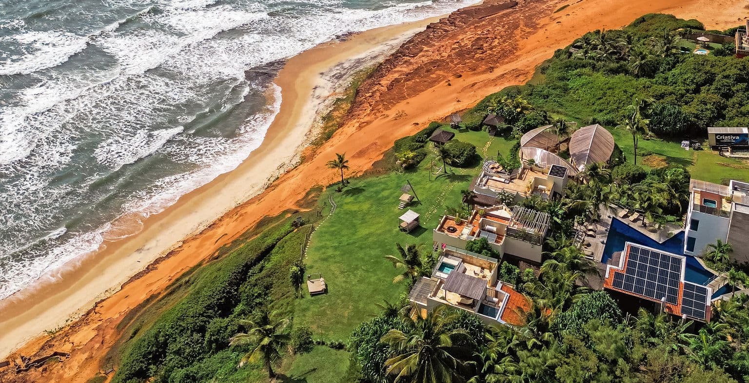 Vista aérea do Kilombo Villas no topo da falésia