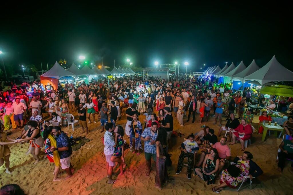 Comunidade e turistas à noite na praia aproveitando o Fest Bossa & Jazz. Foto: @festbossajazz