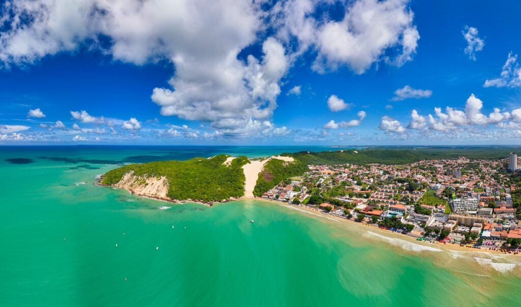 Vista aérea panorâmica de Ponta Negra com Morro do Careca e oceano esmeralda