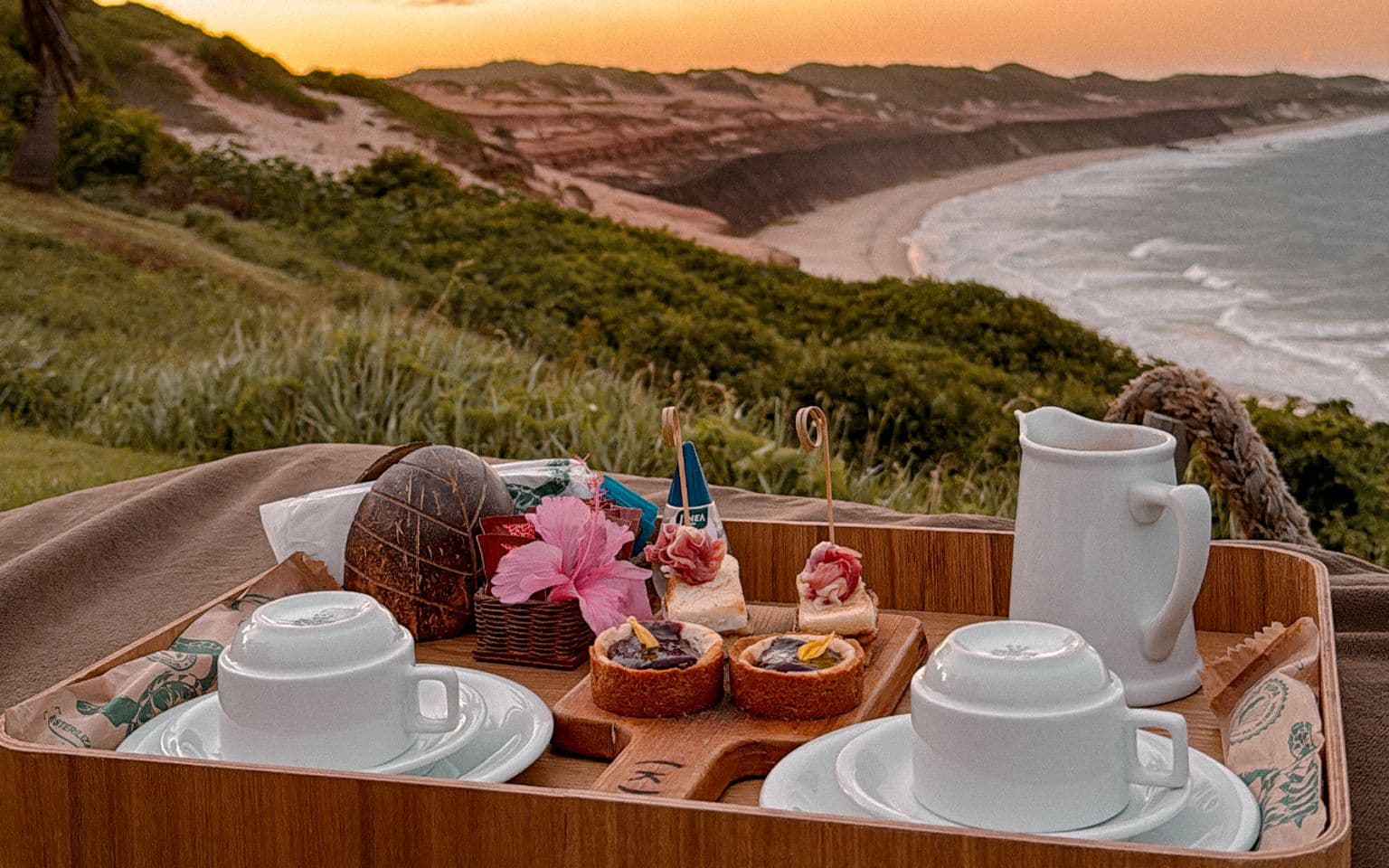 Chá da tarde com vista para a falésia e o mar