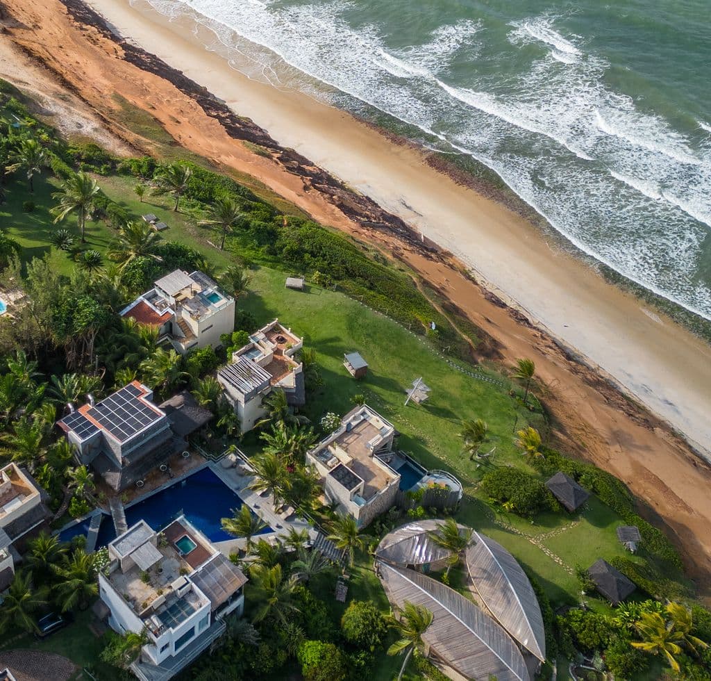 Vista aérea do Kilombo Villas no topo da falésia, com a praia de Sibaúma ao lado